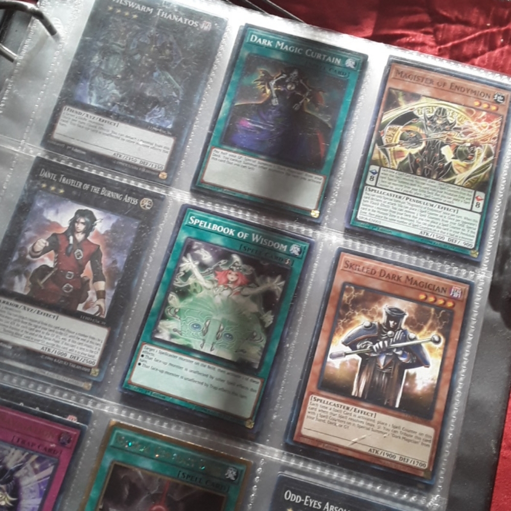 Over 900 Yu-gi-oh! trading cards